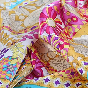 The detailed picture of silk square scarf